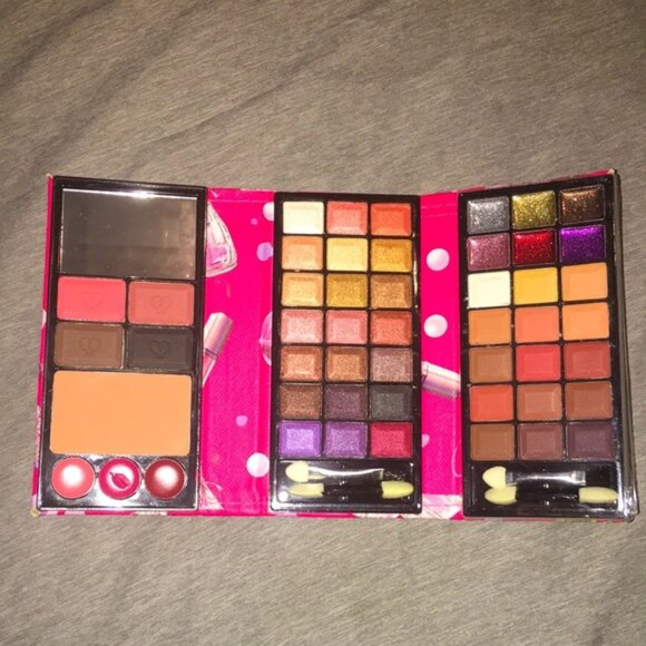 Huge multicolored eyeshadow and makeup palette